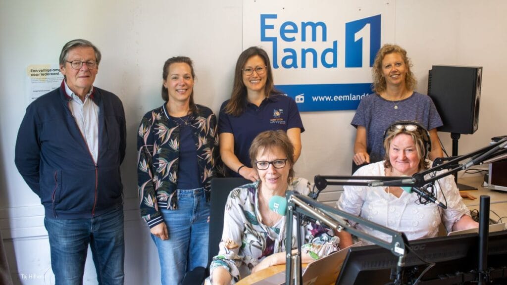 V.l.n.r.: Henk van Esch (Eemland1), Tessa Koenderink (Klimaatburgemeester Soest), Jessica Doorn, Sigrid Postema. Zittend Nöelle Sant (l, Klimaatburgemeester Baarn) en Annemarie Onderstal.
