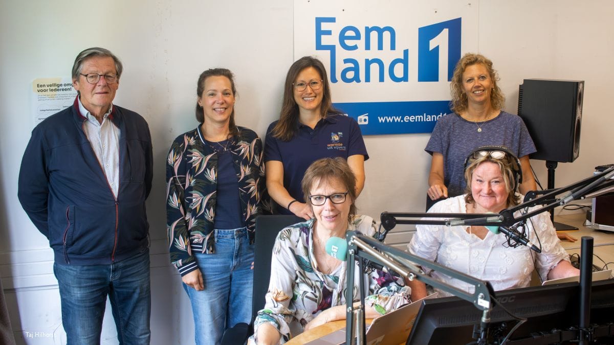 Nieuw duurzaam radioprogramma De Duurzame Draai V.l.n.r.: Henk van Esch (Eemland1), Tessa Koenderink (Klimaatburgemeester Soest), Jessica Doorn, Sigrid Postema. Zittend Nöelle Sant (l, Klimaatburgemeester Baarn) en Annemarie Onderstal.