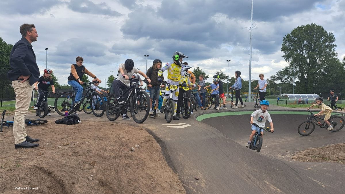 Nieuwe pumptrackbaan bij opening direct overspoeld door enthousiaste jeugd Nieuwe pumptrackbaan Baarn geopend