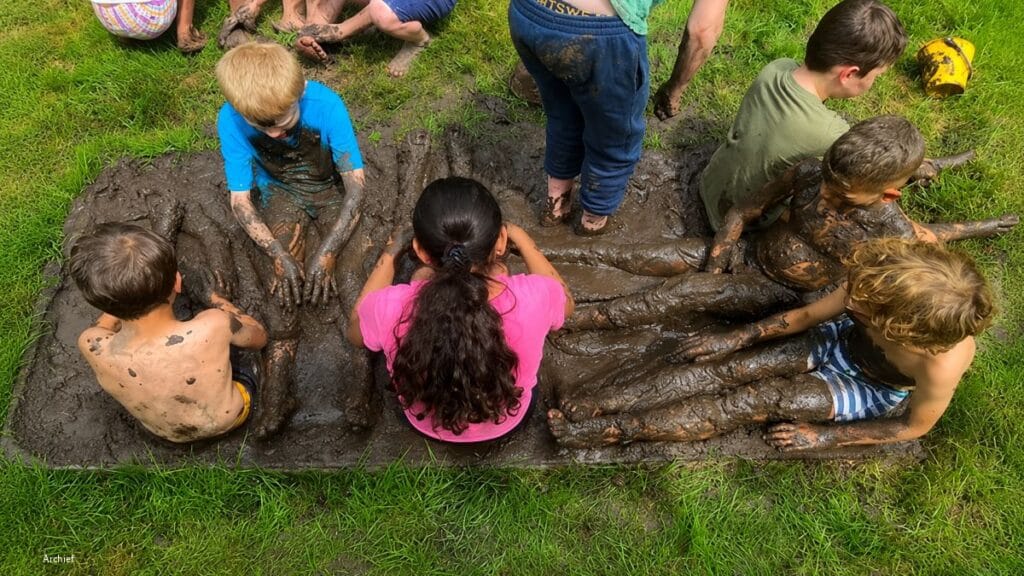 Kinderen spelen met modder
