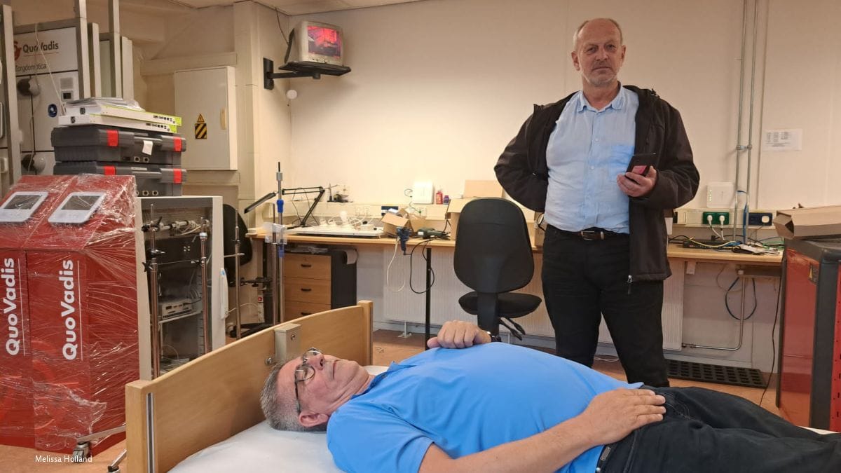 Baarnaar René van Wijk wil ouderen langer zelfstandig laten wonen met leefstijltechniek: ‘Ik wil iets moois achterlaten’ René van Wijk en Ab Penris demonstreren de slimme leefstijltechniek.