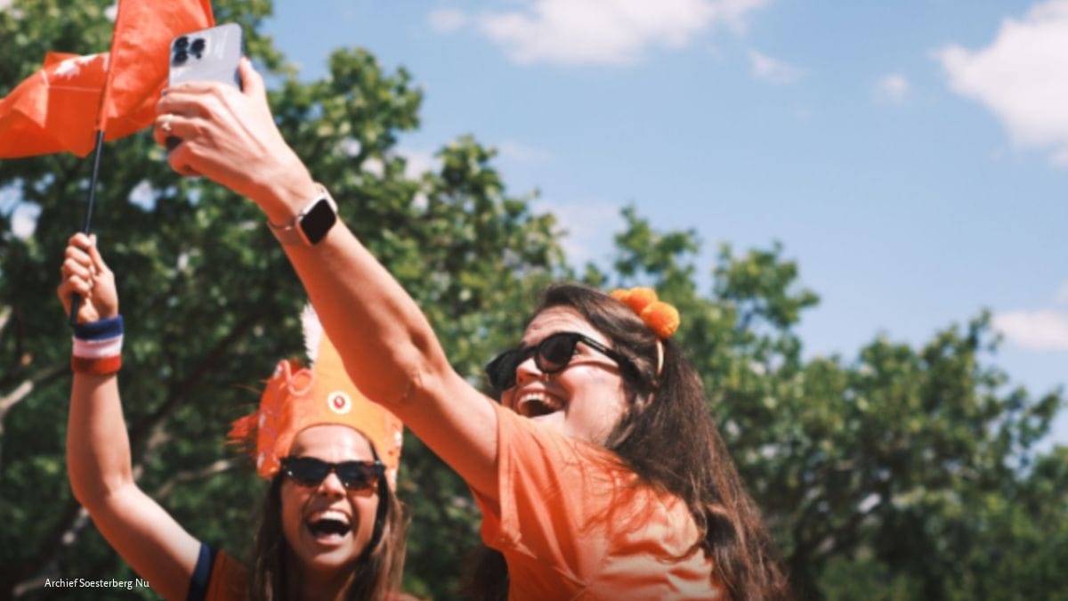 Oranjegekte laat voorlopig op zich wachten in Soesterberg Het enthousiasme lijkt onder een deel van de voetbalfans nog af te hangen van de prestaties van het Nederlands elftal.