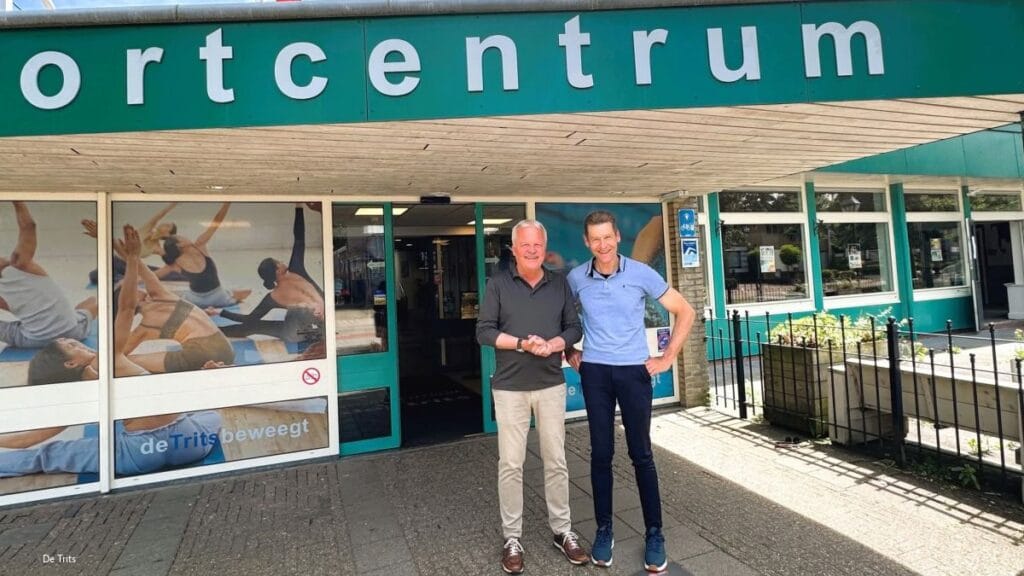 Ruud Bouwman gaat het Sportcafé in de Trits runnen. Hier samen met algemeen manager Martin Dijkman.