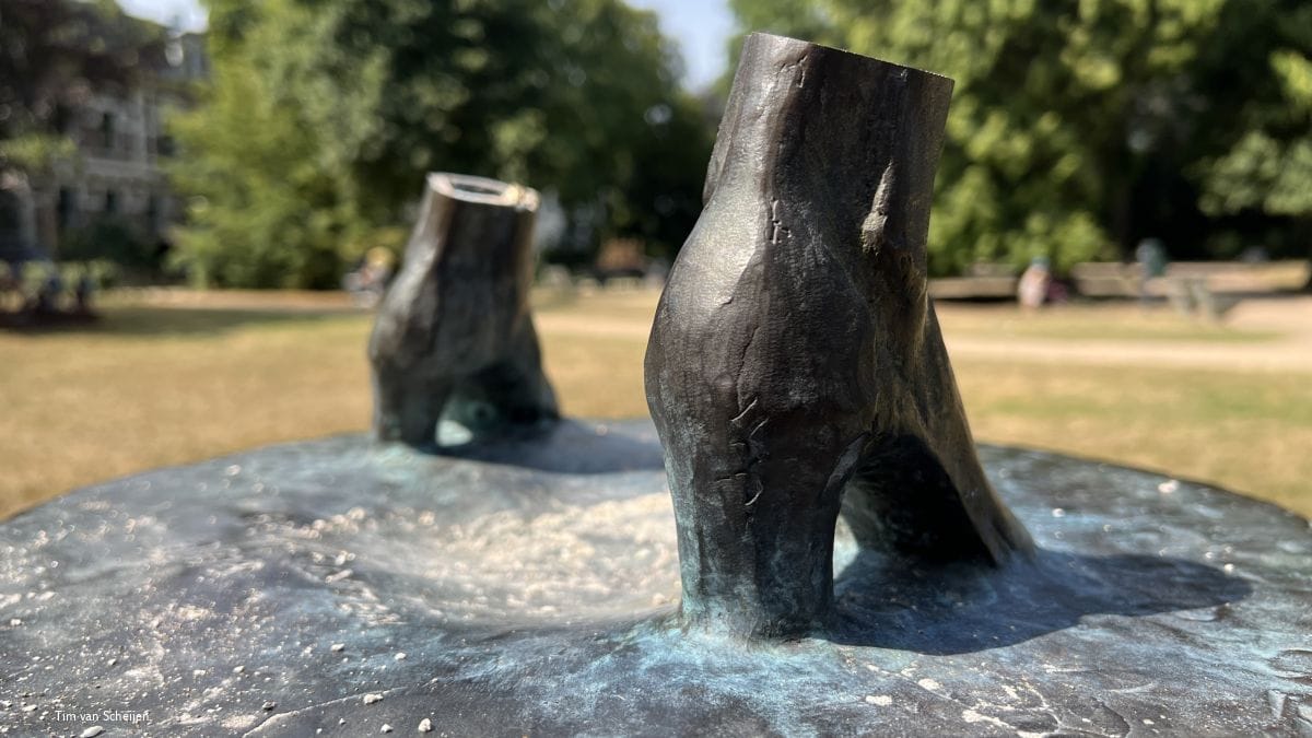 Alleen de schoenen blijven achter na diefstal bronzen beeld Pekingtuin Alleen de schoenen blijven achter na diefstal bronzen beeld Pekingtuin