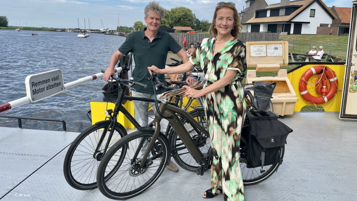 Vakantie in eigen (Eem)land (1) Fietsers op veerpont Eemdijk
