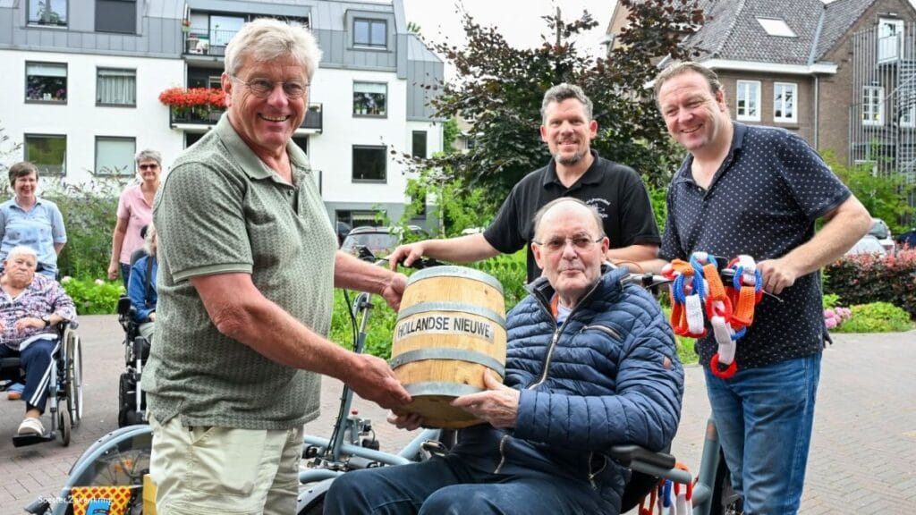 Jan Bodewes, Chris van Vishandel 't Hoekje, bewoner Everard van den Hengel en Thijs Duindam van de Haringparty Soest/Baarn.