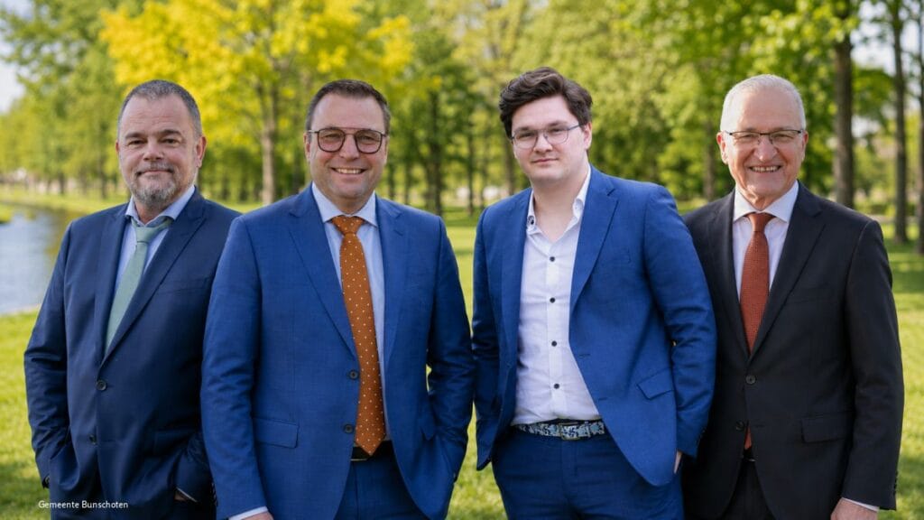 Wethouders Bunschoten. Jonathan Koelewijn staat tweede van rechts