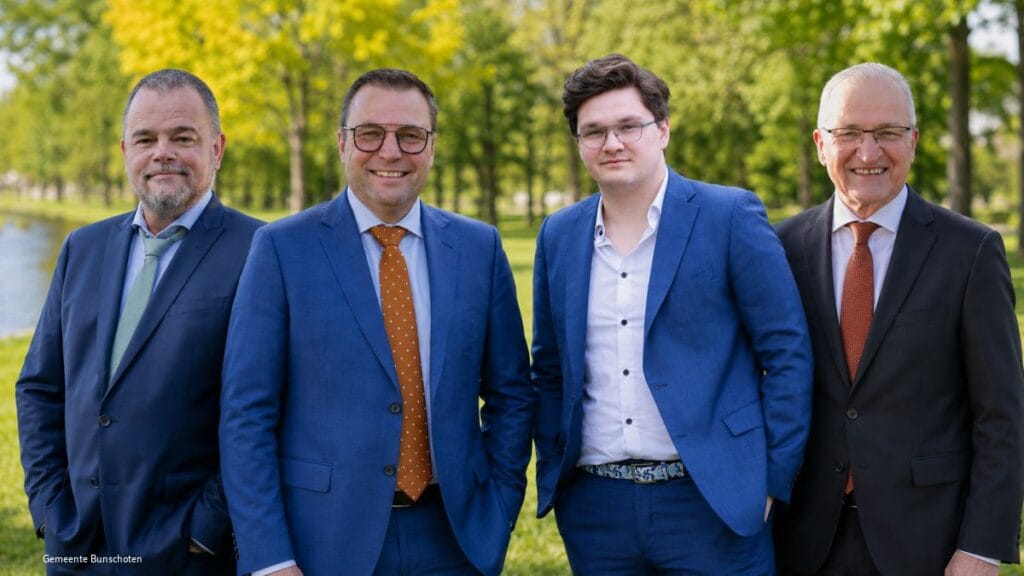 De vier wethouders van Bunschoten moeten het nu zonder Jonathan Koelewijn (derde van links) gaan doen.