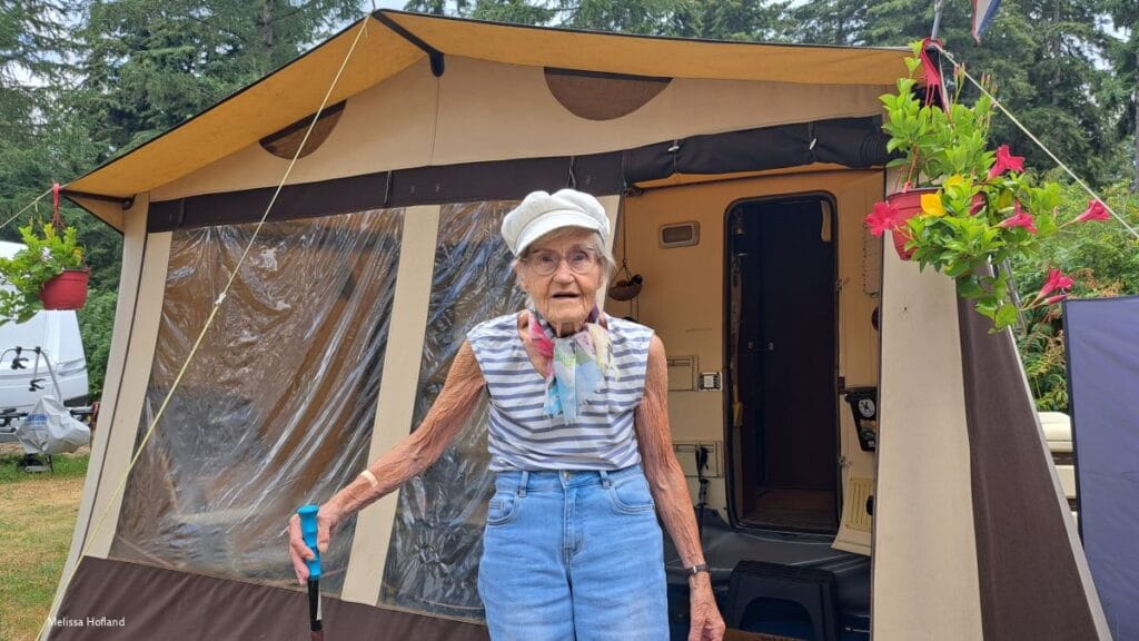 Mevrouw Leny uit Bilthoven op haar seizoensplek op camping De Zeven Linden in Baarn