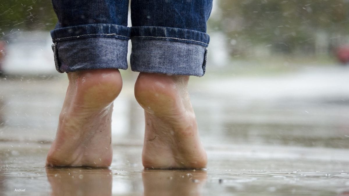 Op blote voeten lopen versterkt voeten en verbetert balans Op blote voeten lopen versterkt voeten en verbetert balans