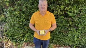 ‘Sommige mensen wilden graag één struikelsteen betalen, anderen meerdere’ Peter Bakker: 'Je loopt eroverheen, ziet hem liggen en staat even stil. Je leest wat erop staat en kijkt naar het huis. Dan heb je je eigen gedachten erbij'.