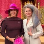 Twee echte Baarnse hoeden op Prinsjesdag Helma Lodders en Queeny Rajkovski met hoed Herma de Jong
