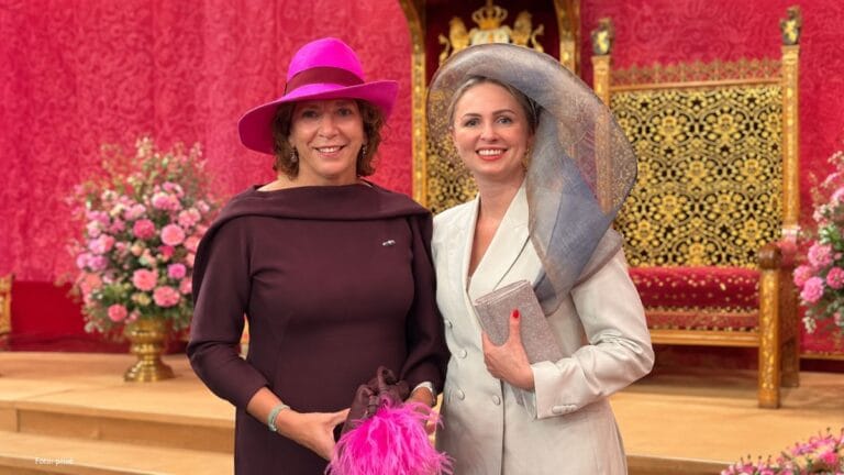 Twee echte Baarnse hoeden op Prinsjesdag Helma Lodders en Queeny Rajkovski met hoed Herma de Jong