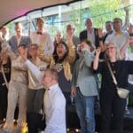 Foto: Nieuwe bewoners BaarnHuis samen met de gedoreerde initiatiefnemers.