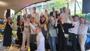 Met Ferrari’s en rode loper begint voor bewoners BaarnHuis een nieuw leven Foto: Nieuwe bewoners BaarnHuis samen met de gedoreerde initiatiefnemers.