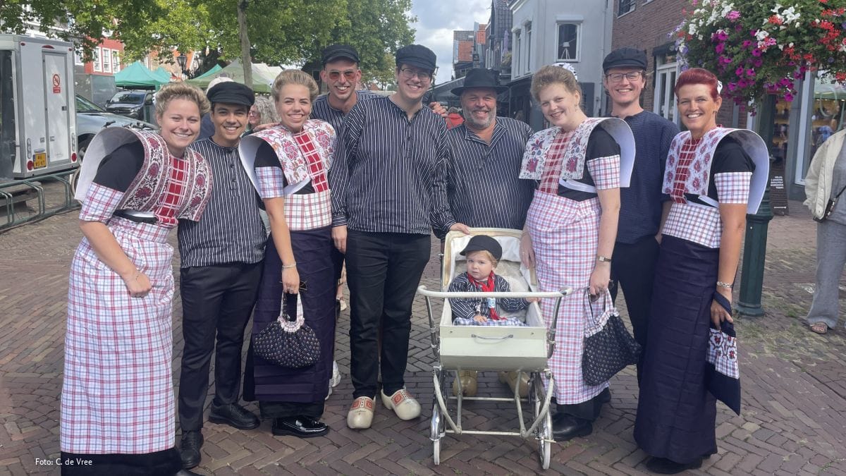 Zonnige en drukke Visserijdag Spakenburg Klederdracht Spakenburg