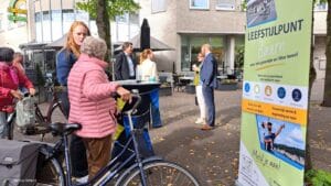 Nieuw Leefstijlpunt geopend voor vragen over gezondheid en leefstijl Foto: Het nieuwe Leefstijlpunt werd dinsdag geopend tijdens de markt. Het inloopspreekuur voor vragen over gezondheid en leefstijl is vanaf nu elke dinsdag van 9.30 tot 12.00 uur in het gemeentehuis.