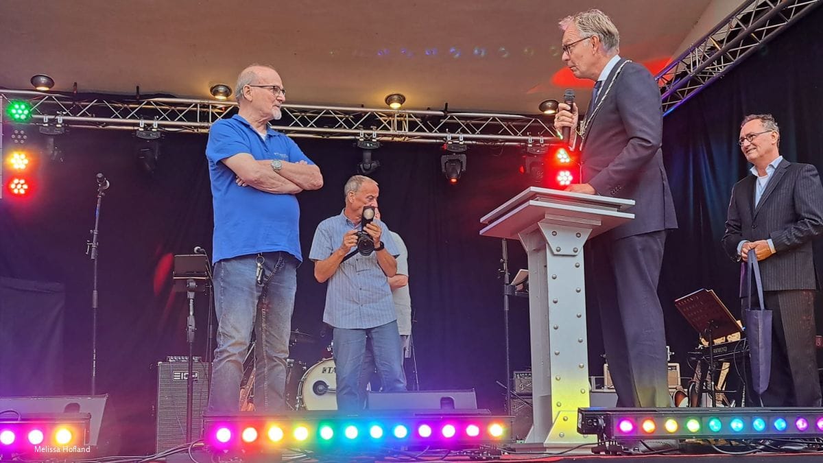 Jaap Janmaat krijgt tijdens Cultureel Festival lintje voor jarenlange inzet: ‘Het werd tijd…’ Jaap Janmaat ontvangt koninklijke onderscheiding tijdens Cultureel Festival