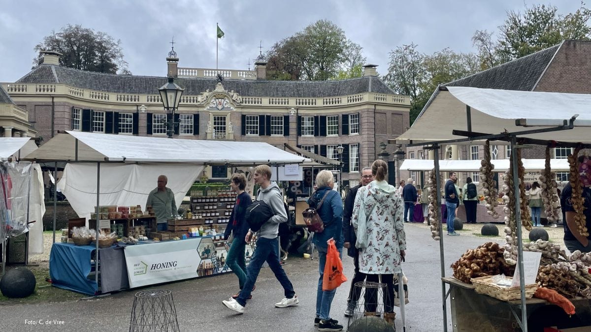 Woede om wegsturen Trotsmarkt bij Kasteel Groeneveld Trotsmarkt Kasteel Groeneveld