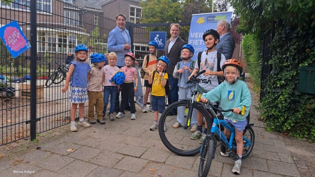 Foto: Onthulling fietshelmbord bij Baarnse basisschool Amalia Astro met op de achtergrond wethouder Hugo Prakke, interim schooldirecteur Joris Spekle en Harry Helwegen.