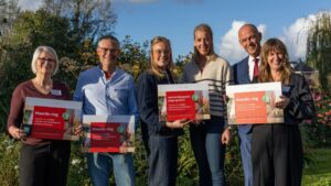 Winnaars van de Waarde-ring 2026. Sylvia Terpstra, Mark Verhoef, Greanne van Middelaar, Monique van Middelaar, gedeputeerde Gijs de Kruif, Joyce Bielderman. Beeld: Hanne Hansen.
