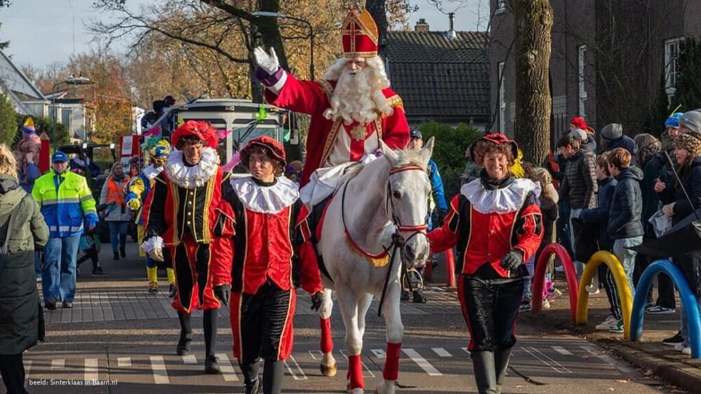 Beeld: Sinterklaas, ook de penningmeester, tijdens de intocht in 2025
